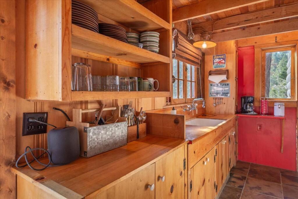 Coziest Cabin In Tahoe W Stone Fireplace Comfy Beds Close To Slopes & Lake 카넬리안 베이 외부 사진
