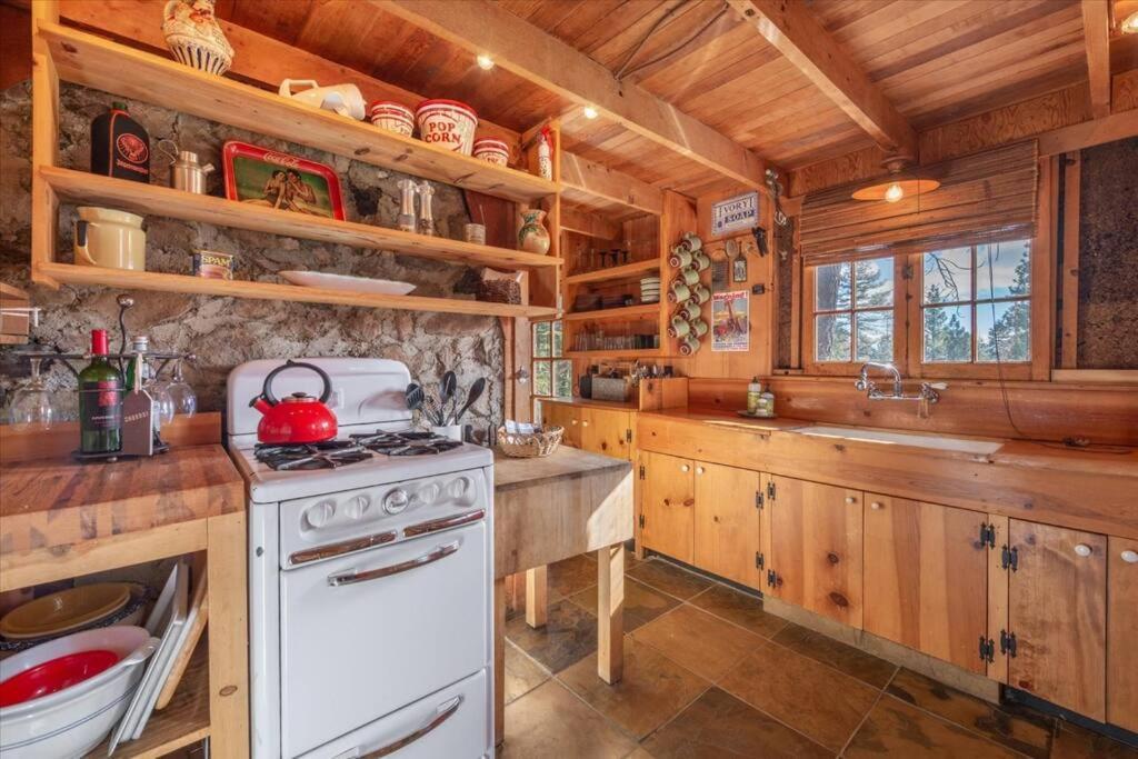 Coziest Cabin In Tahoe W Stone Fireplace Comfy Beds Close To Slopes & Lake 카넬리안 베이 외부 사진